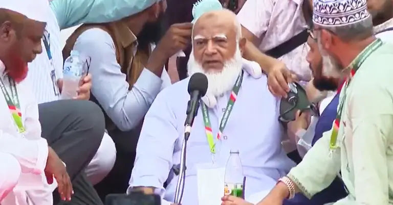 মঞ্চে বসে বক্তব্য রাখছেন জামায়াত আমির